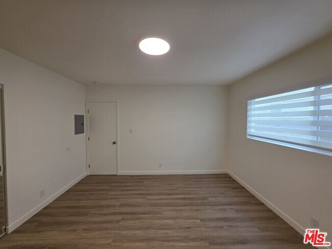 Building Photo - 827 9th St