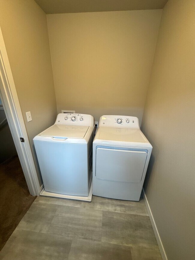 Building Photo - Stunning 3-Bedroom Home with Modern Comforts in a Quiet Neighborhood