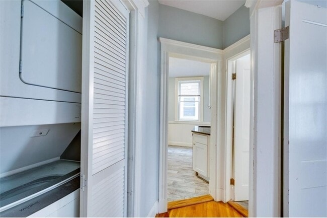 Building Photo - 37 Taft St