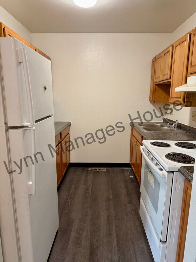 Building Photo - Main Level Three Bedroom Now Ready!