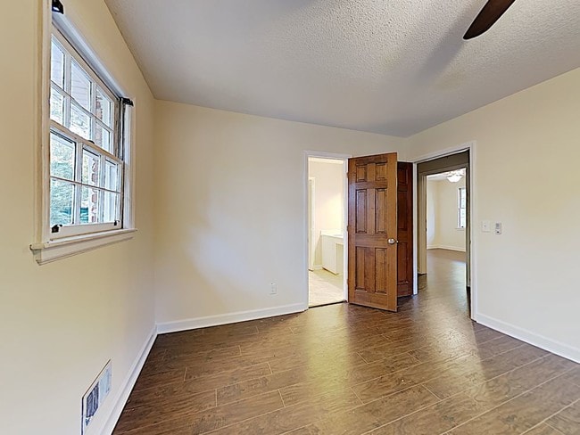 Building Photo - 4200 Oakridge Dr Columbia SC 29204