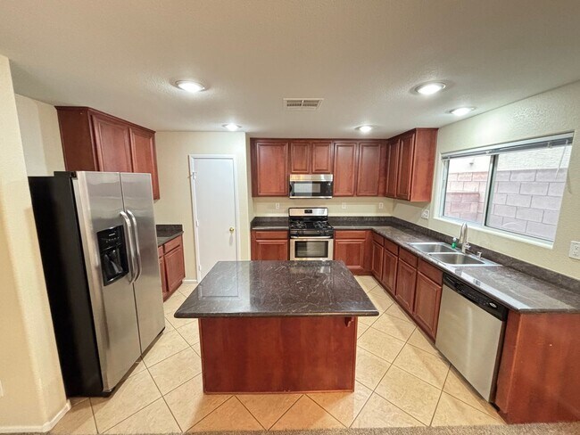 Building Photo - Beautiful 3 bedroom / 2.5 bath home!