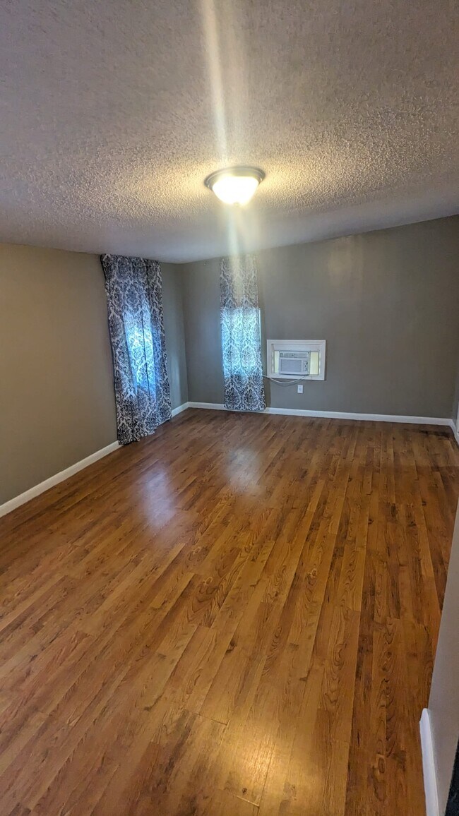 Building Photo - 820 Hailey Ave