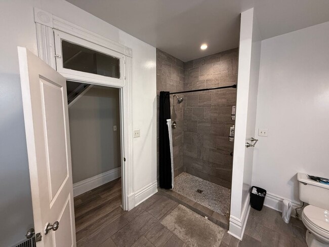 Building Photo - Luxury 3-Bedroom, 1-Bathroom House in Sout...