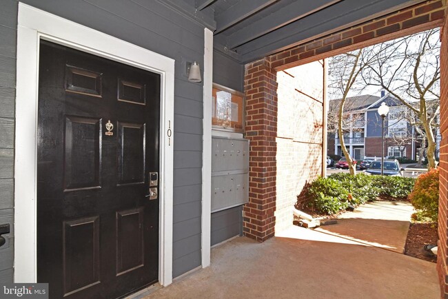 Building Photo - 20301 Beechwood Terrace