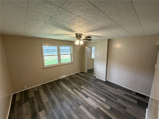 Building Photo - 1156 Eisenhower Dr