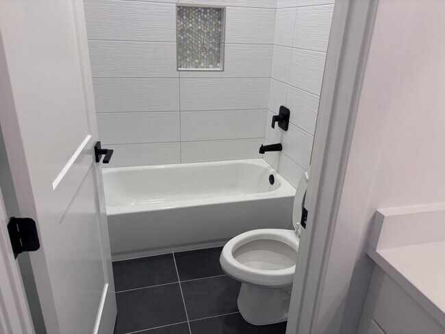 Building Photo - Beautiful 5 Bed 3.5 bath near Sunrise Valley Park In Washington.