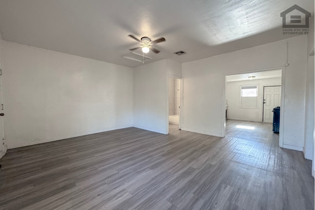 Building Photo - 2Bed/1Bath Apartment at Camelback Rd/Central Ave! Ready for Immediate Move-In! – NO HOA!