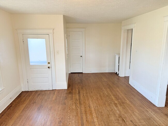 Building Photo - 411 W Washington Ave