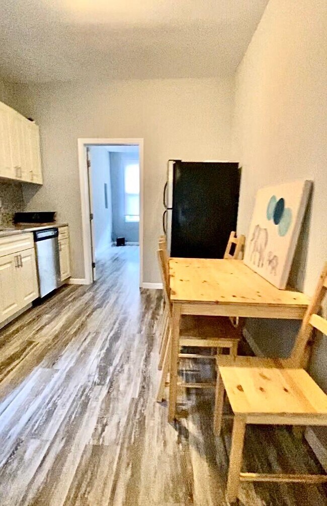 Building Photo - 913 N 15th St