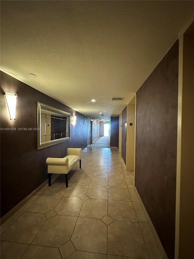 Building Photo - 3675 N Country Club Dr