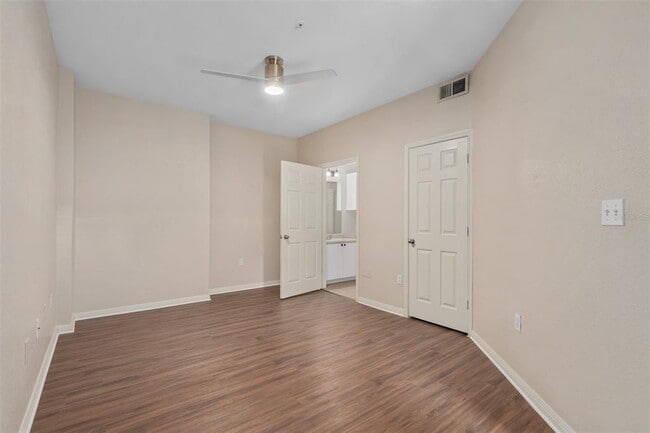 Building Photo - 911 N Orange Ave