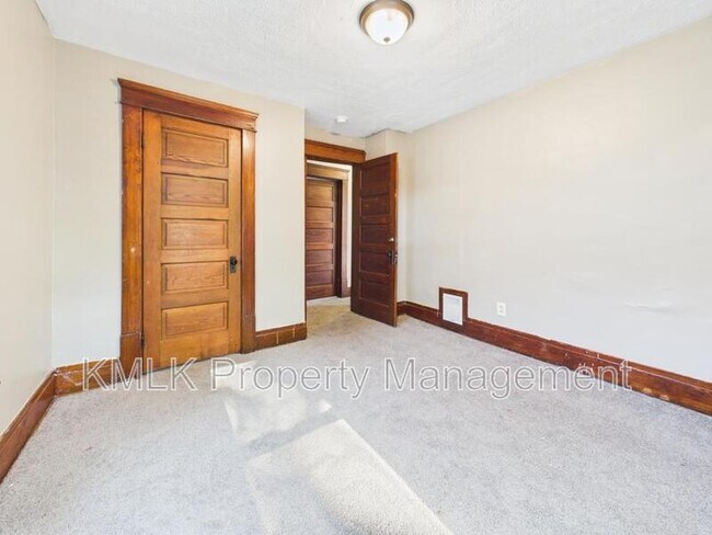 Building Photo - 701 Kling St