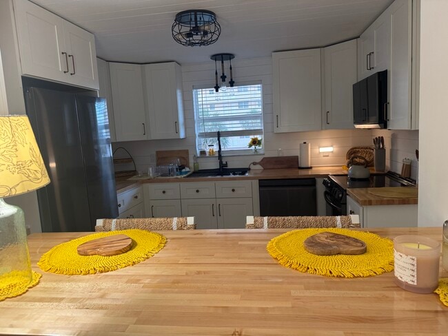 Building Photo - 1050 Hillsboro Mile