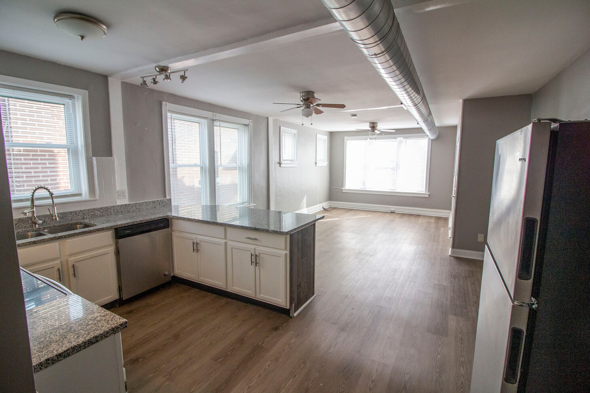 Building Photo - 4955 Lindenwood Ave