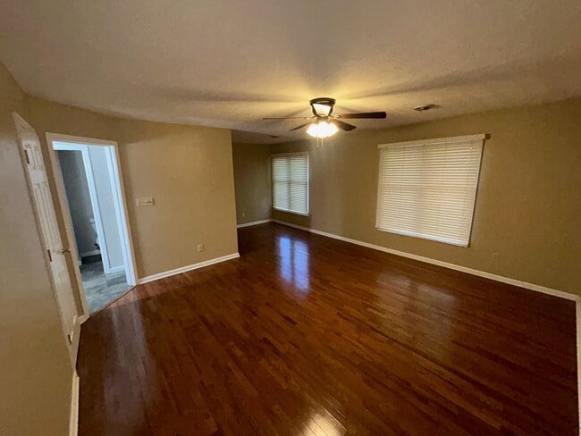 Building Photo - 3503 Lakeside Ct