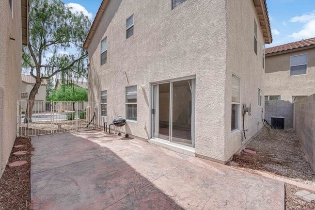 Building Photo - Well Maintained 3 bedrooms/2.5 bathroom Ho...