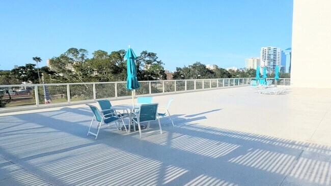 Building Photo - High end condo on waterfront downtown Sarasota!