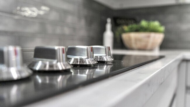 Building Photo - CHARMING 5 BDRM HOME IN CASTLE HILLS!!