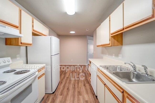 Building Photo - 5702 Sara St