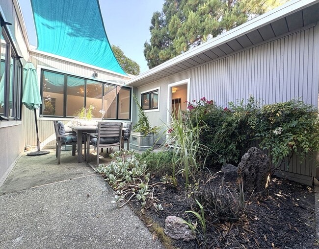 Building Photo - Eichler-Style Gem in Desirable Triple El N...