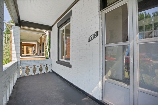 Building Photo - Newly Renovated 4 Bed, 2 Bath Home - Off-S...