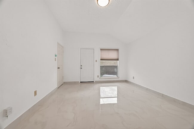 Building Photo - 3306 S Greenpark Dr