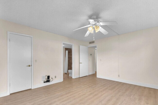 Building Photo - 91 SW South River Dr