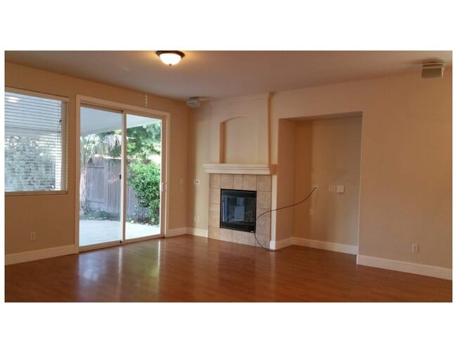 Building Photo - Beautiful & Spacious 5BR, 3BA Home – Large...