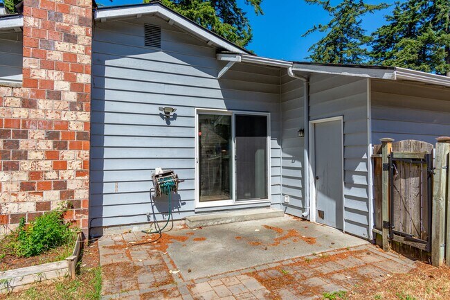 Building Photo - 4 bedroom 2 bath home