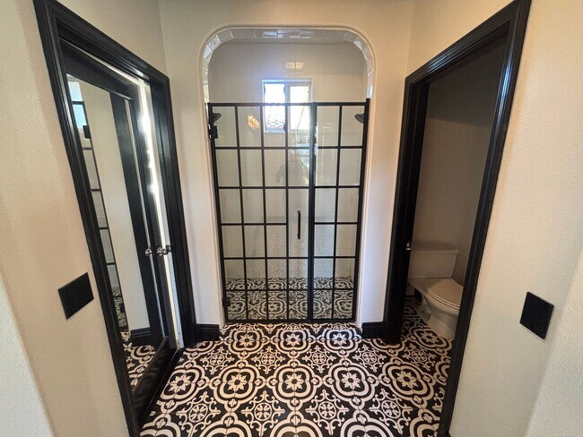 Building Photo - Stunning 5-Bedroom Pool Home with Private ...