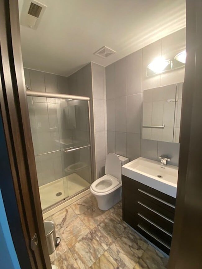 Building Photo - Two Bedroom Three Bathroom Condo in Holland