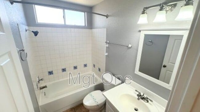 Building Photo - 851 Knollwood Dr