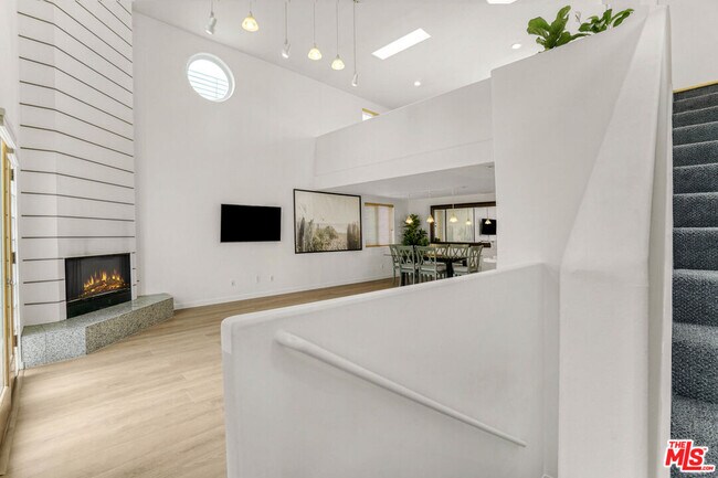 Building Photo - 115 Galleon St