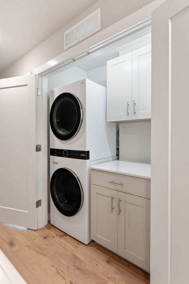 Building Photo - NEW Bothell Townhome | 4 Bedroom | $3,900