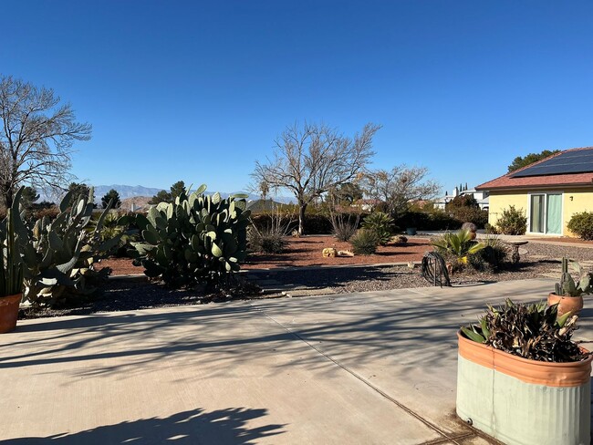 Building Photo - Home available in Desert Knolls!!