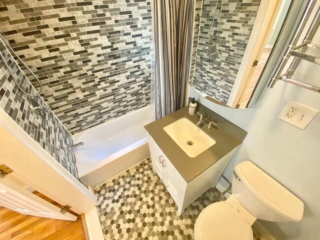 Building Photo - 2Br/1Bth Great location, Brookline line, Laundry in building! Parking available! Walk to Green Line