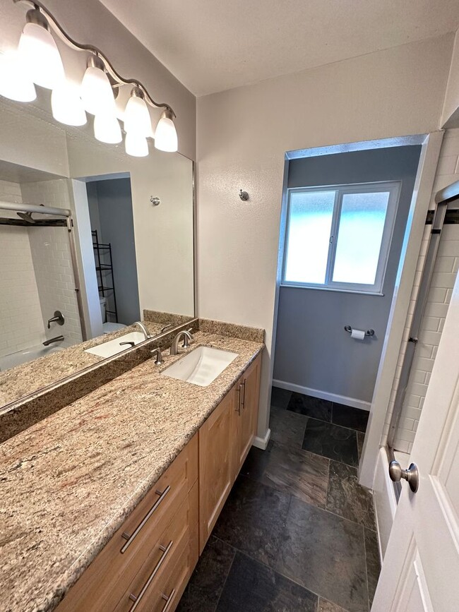 Building Photo - 2 Bed 1.5 Bath Condo In Concord, Roundtree...