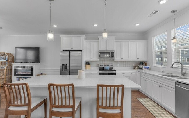 Building Photo - A MUST SEE!! 2-Bedroom Townhome In The Tern! Attached Garage - 400 Yards From Beaches - Dog Frien...