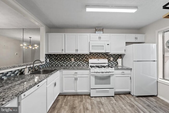 Building Photo - 33 Windbrooke Cir