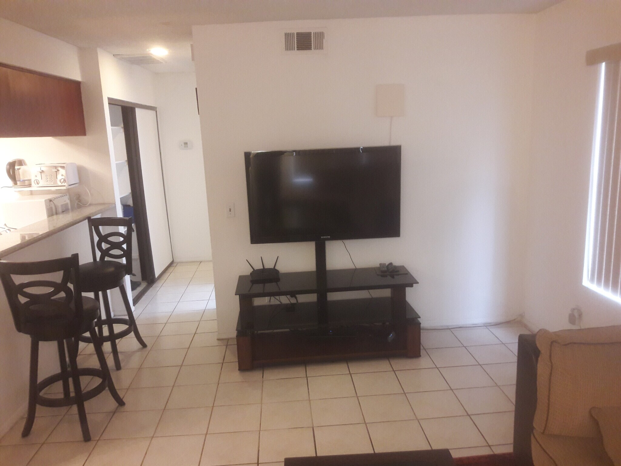 Building Photo - 2339 Lillyvale Ave