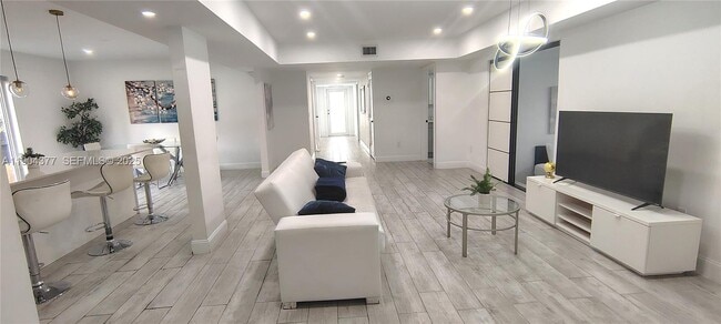 Building Photo - 420 NE 90th St