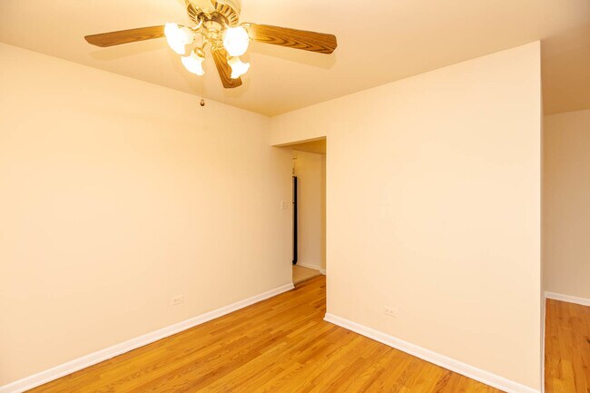 Building Photo - 1324 W Lunt Ave