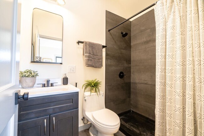 Building Photo - Please call Shami at (415) 225-2543 to sch...