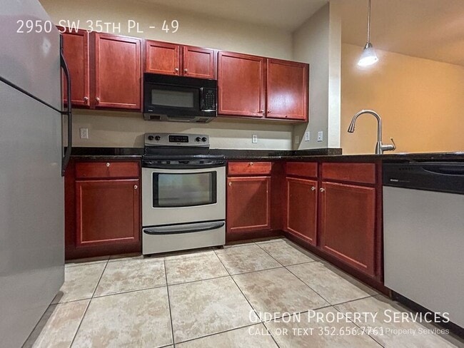 Building Photo - 2950 SW 35th Pl