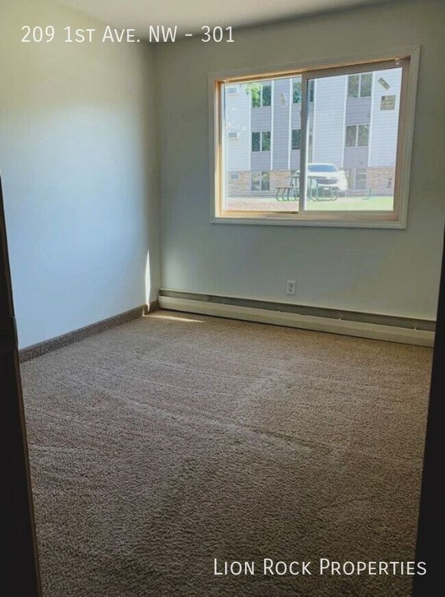 Building Photo - Your Modern Oasis in Osseo for $1,200/mont...