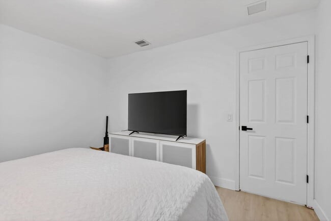 Building Photo - 481 SW Aster Rd