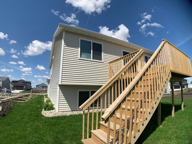 Building Photo - 4 Bed 3 Bath Single Family Home