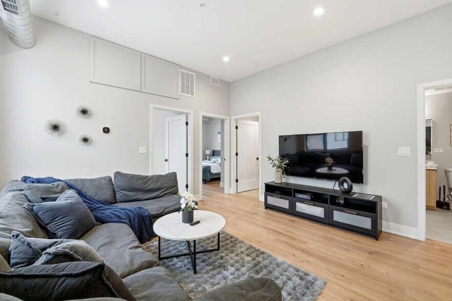 Building Photo - 6044 N Winthrop Ave