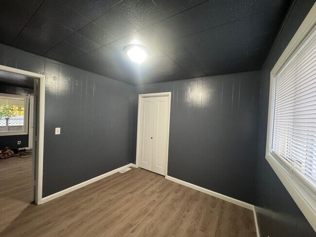 Building Photo - y80215